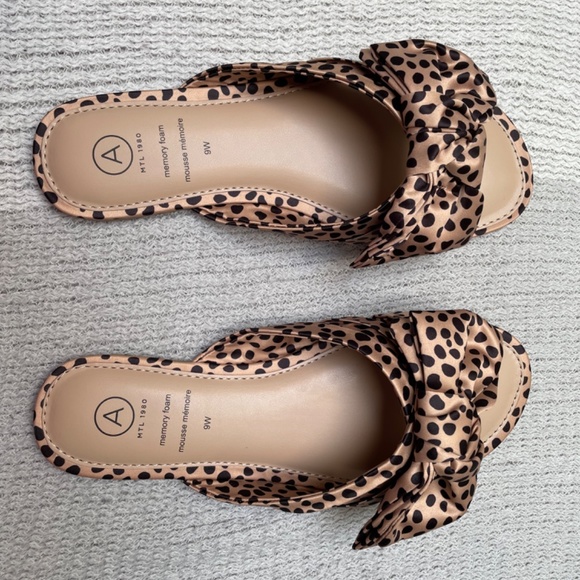 Brand New - Tan with black polka dots flat ladies size 9 W sandal - Picture 4 of 4